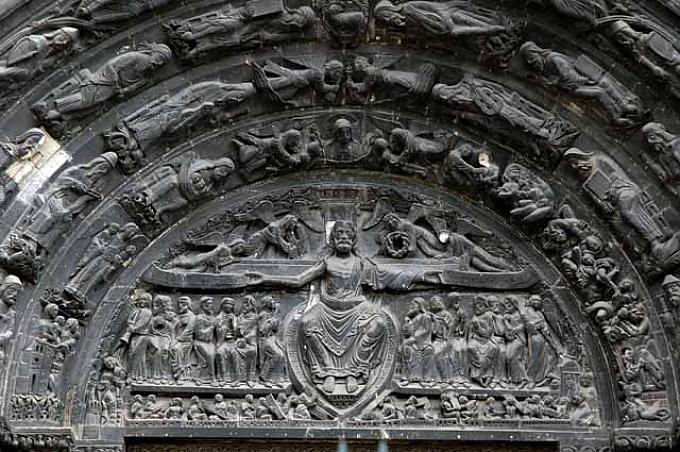 Hauptportal mit Darstellung des Jüngsten Gerichtes Hauptportal mit Darstellung des Jüngsten Gerichtes