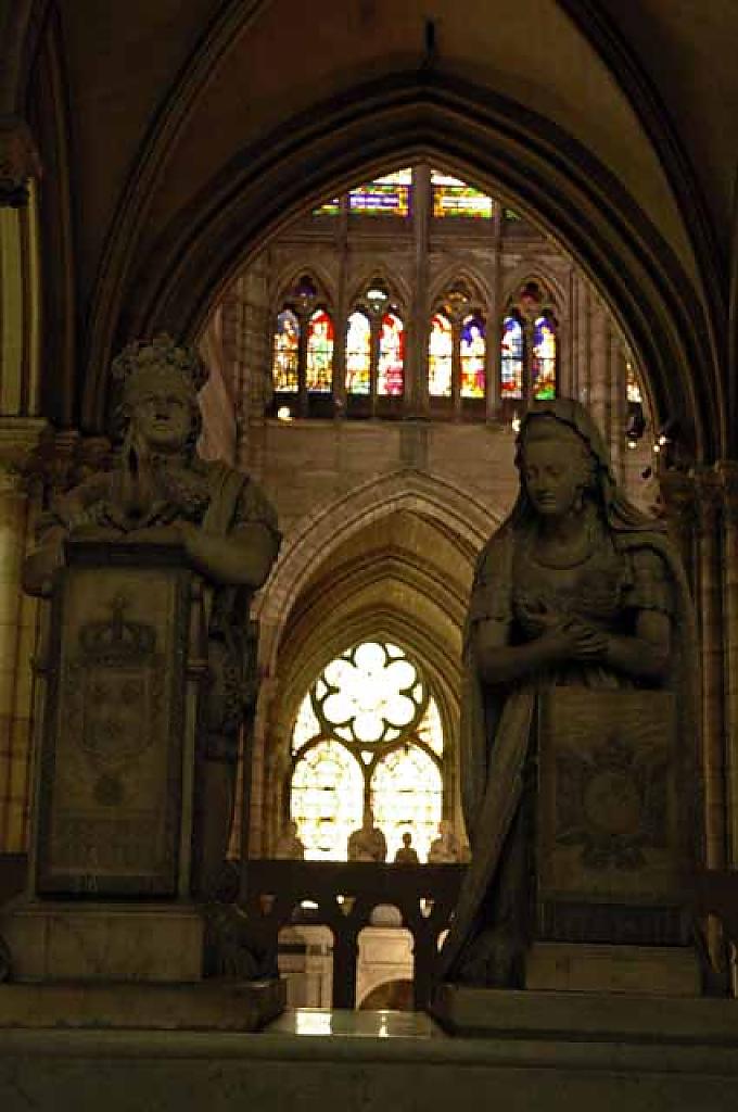 Grab von Ludwig XVI. Figuren am Valois Portal