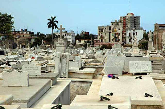 Durch das Tor des Friedens in die Stadt der Toten Durch das Tor des Friedens in die Stadt der Toten