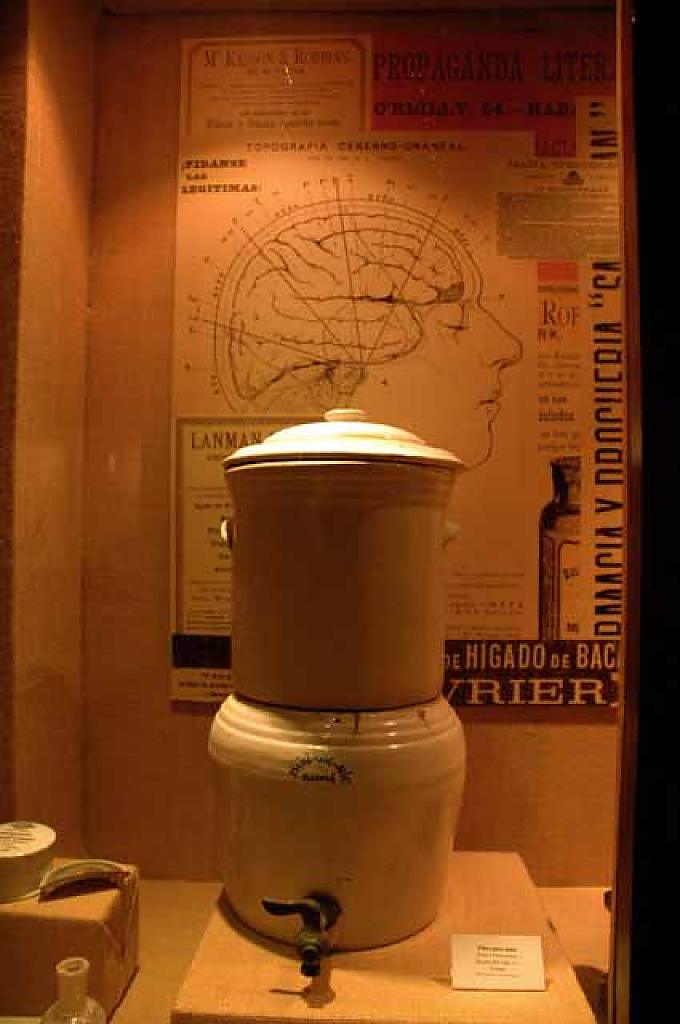 Wasserfilter aus Stein aus dem 10. Jahrhundert, Europa. Autoclave, Frankreich 20. Jahrhundert.