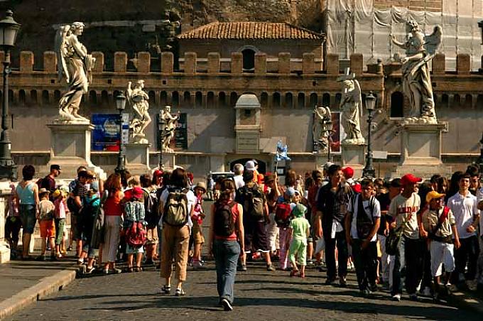 Touristen überqueren die Engelsbrücke Blick von der Engelsburg auf die Brücke