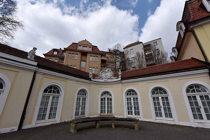 Gohliser Schlösschen Spiegelung der Evangelisch-reformierten Kirche.