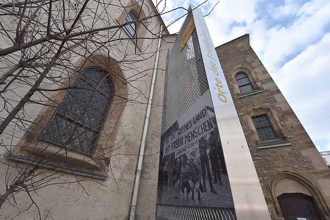 Informationstafel an St. Nikolai in Leipzig. Fußabdrücken auf dem Nikolaihof
