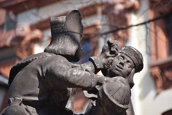 Skatbrunnen Bogen mit Kartenaufdruck im Spielkartenladen auf dem Marktplatz.