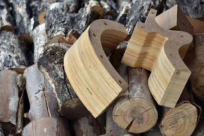 Holzreste verraten die Form der Endprodukte. Am Fenster steht die „Side binding machine“. An diesem Gerät spannt Laurie Holzbretter für die Zargen ein, die Seitenteile der Instrumente.