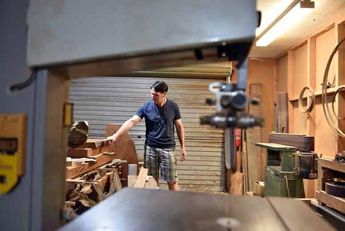 Laurie Williams in seinem Holzlager. Laurie Williams in seinem Holzlager.