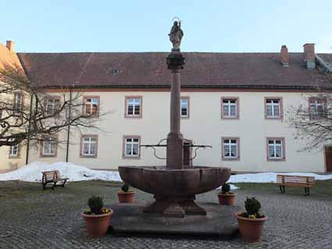 Kloster St. Märgen. Christus wird ans Kreuz genagelt.