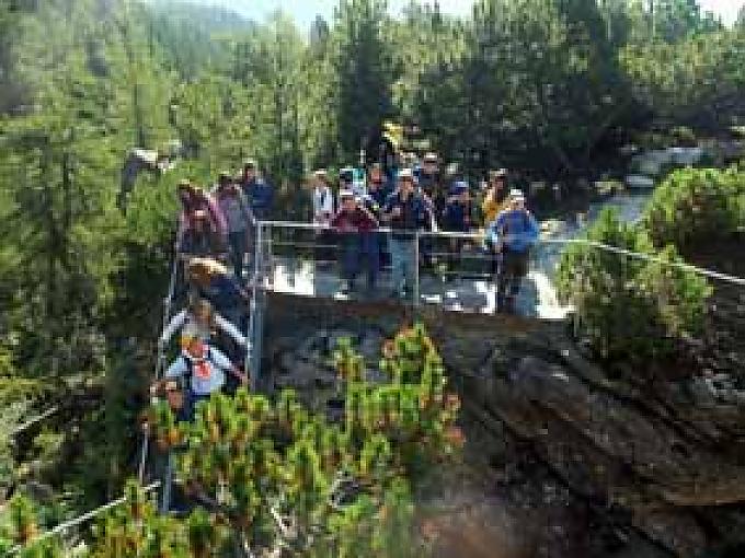 Besucher im Gletschergarten Gletschertopf