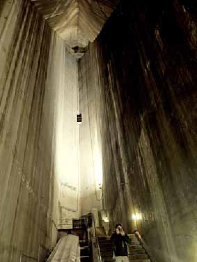 In der Staumauer ist es dunkel und nass. Die Pranzaira-Albigna Seilbahn wurde 1956 ursprünglich als Werksseilbahn der Bergeller Kraftwerke gebaut.