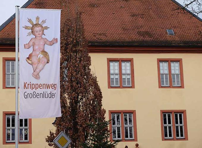 Eine Fahne weist auf den Krippenweg hin. Eine Fahne weist auf den Krippenweg hin.