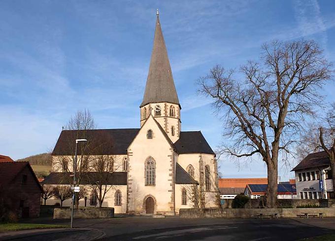 Die Stiftskirche St. Johannes der Täufer und St. Cäcilia im hessischen Rasdorf Die Stiftskirche St. Johannes der Täufer und St. Cäcilia im hessischen Rasdorf