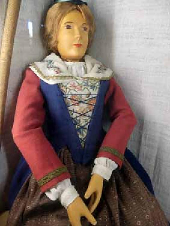 Puppe in Tracht Renata Giovanoli am Webstuhl.
