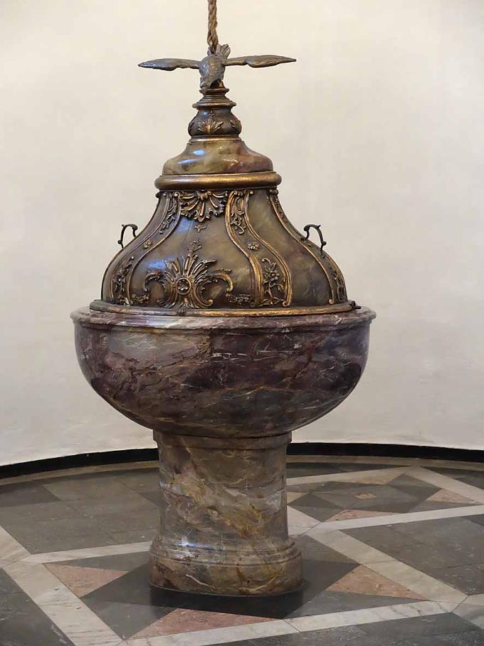 Taufstein in der Remigiuskirche. Beethovendenkmal auf dem Münsterplatz vor der Alten Post.