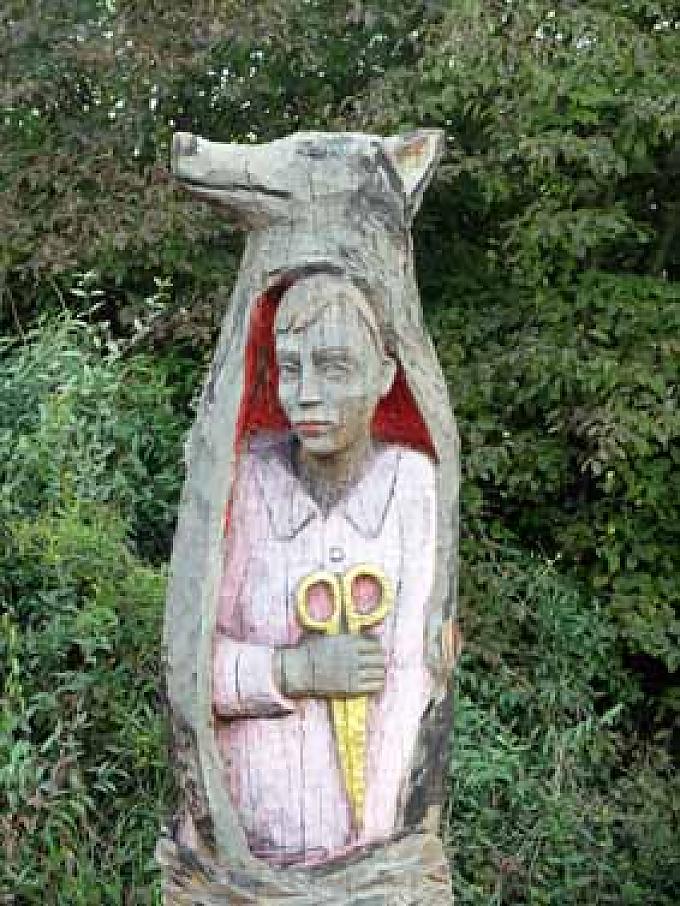 Rotkäppchen am Wegesrand Kottreng – in Tracht der Schwälmer Frauen, von Helwig Klippert.