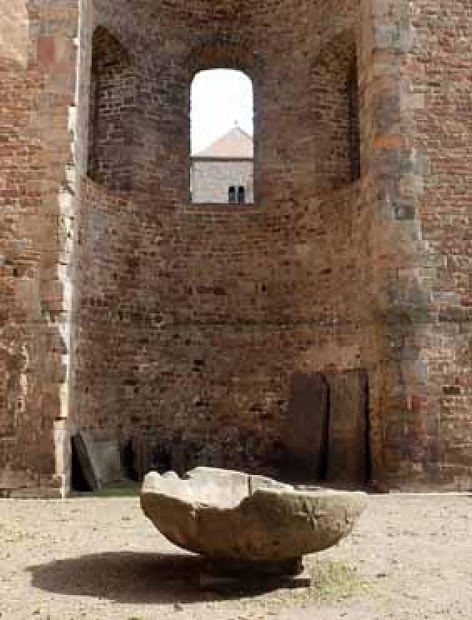Gerin Taufbecken im Westchor. Gerin Taufbecken im Westchor.