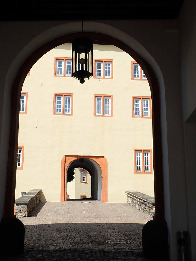 Barockschloss in Hufeisenform Cafe in einem Hinterhof