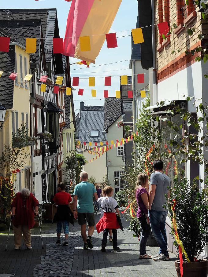 Gasse in der Altstadt von Hachenburg Cafe in einem Hinterhof