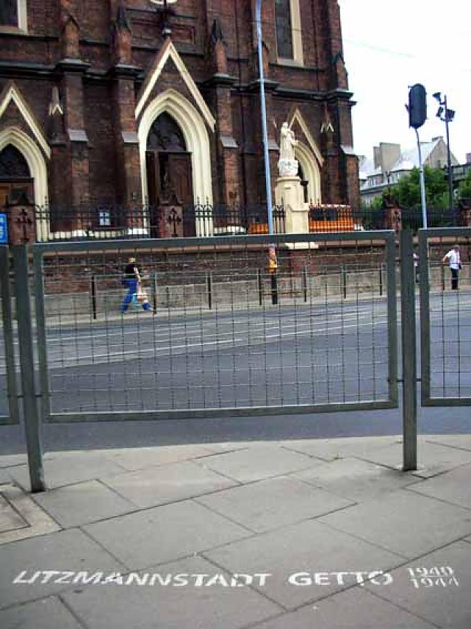 Die Grenze des ehemaligen Ghettos ist im Pflaster der Stadt markiert Marienfigur vor der "Mariawici" Kirche