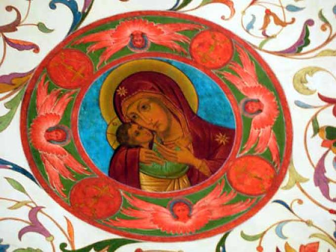 Schmuckstein mit Muttergottesikone und floralem Muster an der Kathedrale Seitenumgang um den Hauptraum