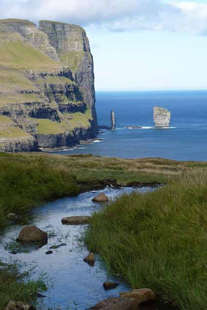 Felsküste bei Eidi Naturhafen in Gjogv
