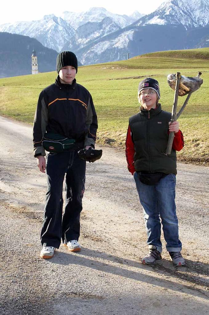 Ausschwärmen der Buben mit ihren glimmenden Stecken Ausschwärmen der Buben mit ihren glimmenden Stecken