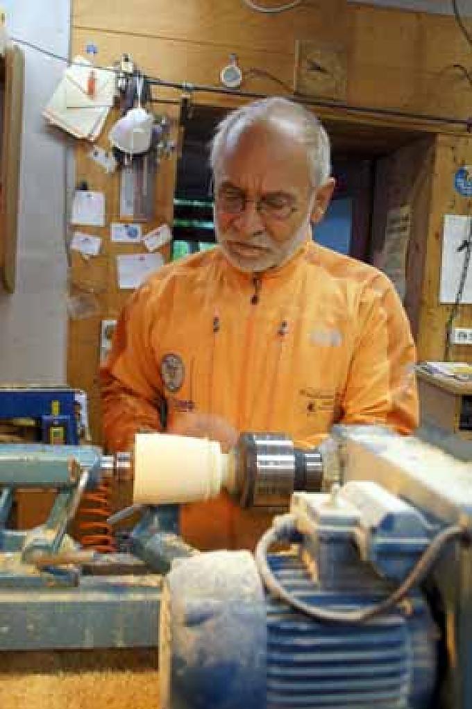 Reinhart Beck spannt den vorgedrehten Rohling ein Der Deckel passt