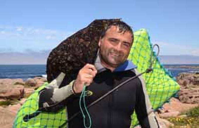 Costa da Morte: Jose-Juan hat zehn Kilo Entenmuscheln gesammelt. Costa da Morte: Jose-Juan hat zehn Kilo Entenmuscheln gesammelt.