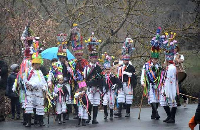 Boteiros mit ihren Flitter-Tiaras treffen aus den Bergdörfern ein Jedes Dorf hat seine ganz eigenen Boteiros