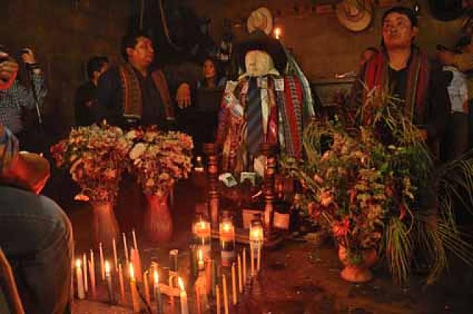 Am Atitlán-See. Besuch beim Maximón (Mitte) in Santiago Atitlán. Am Atitlán-See. Besuch beim Maximón (Mitte) in Santiago Atitlán.