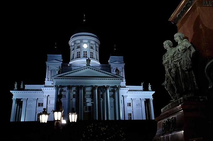 Viel Wandel in Helsinki, aber das Bewährte bleibt an seinem Platz: Der Dom. Viel Wandel in Helsinki, aber das Bewährte bleibt an seinem Platz: Der Dom.