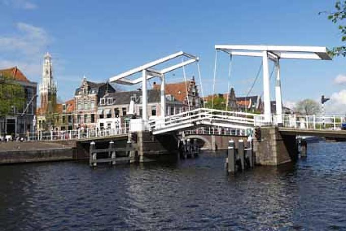 Malerische Zugbrücke in Haarlem Parklandschaft in Keukenhof