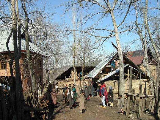 Das Dorf Tharin im Distrikt Shopian Illegale Holzschmuggler im Distrikt Shopian