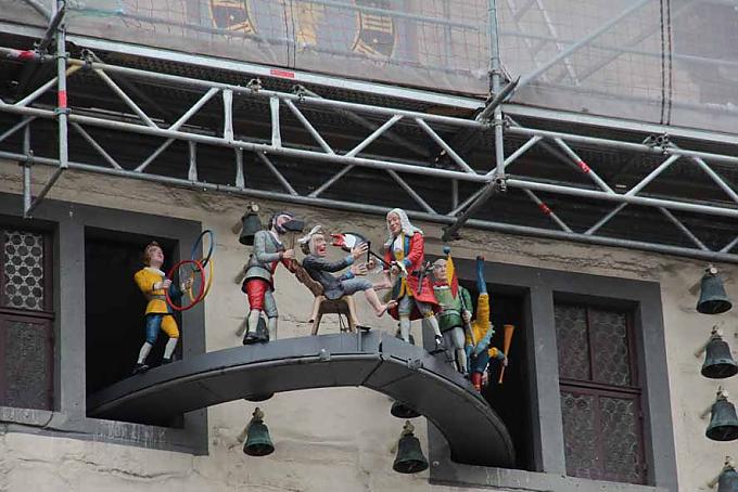 Und täglich um 12, 15 und 17 Uhr ertönt vom Giebel des barocken Rathauses ein Glockenspiel.  Und täglich um 12, 15 und 17 Uhr ertönt vom Giebel des barocken Rathauses ein Glockenspiel.