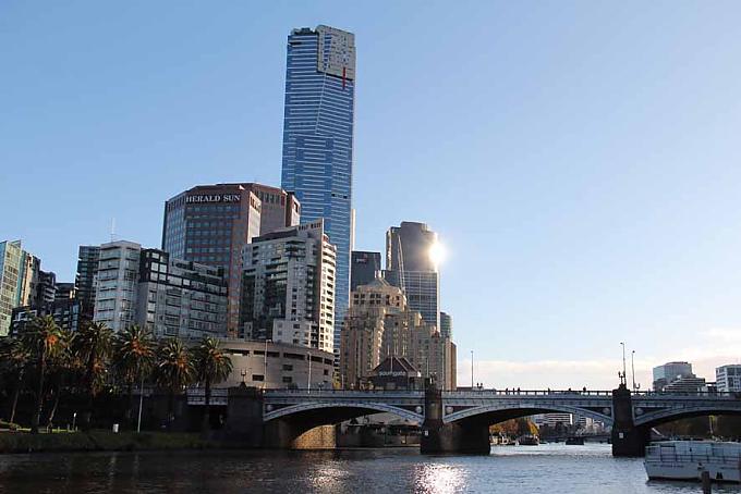 Blick auf die Skyline am Südufer des Yarra. Street Art im Central Business Distrikt.