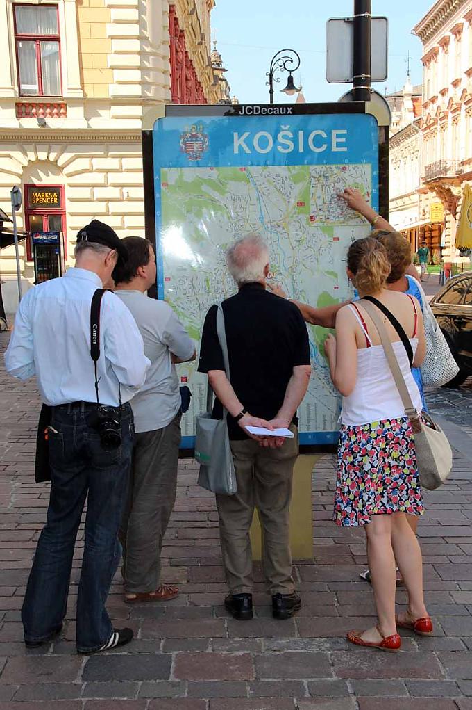 Touristen unterwegs in der Innenstadt von Kosice Touristen unterwegs in der Innenstadt von Kosice