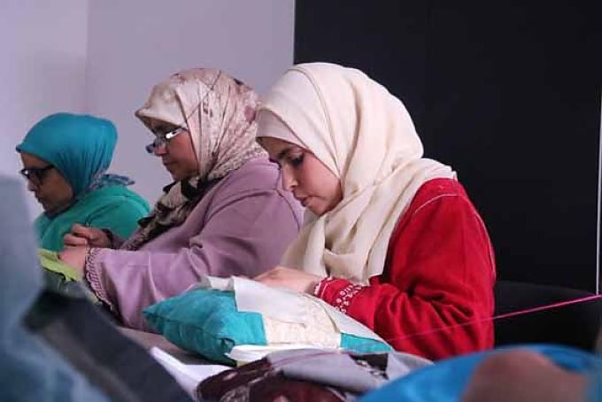 Frauen sticken, Kunsthandwerk wird in Azzemour großgeschrieben. Alte Stadtmauern von El Jadida.