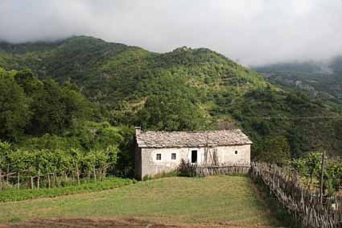 Ursprüngliches Idyll: Haus mit Garten in den albanischen Alpen Ein Hauch von Machu Picchu: Terrassenlandschaft in den albanischen Alpen