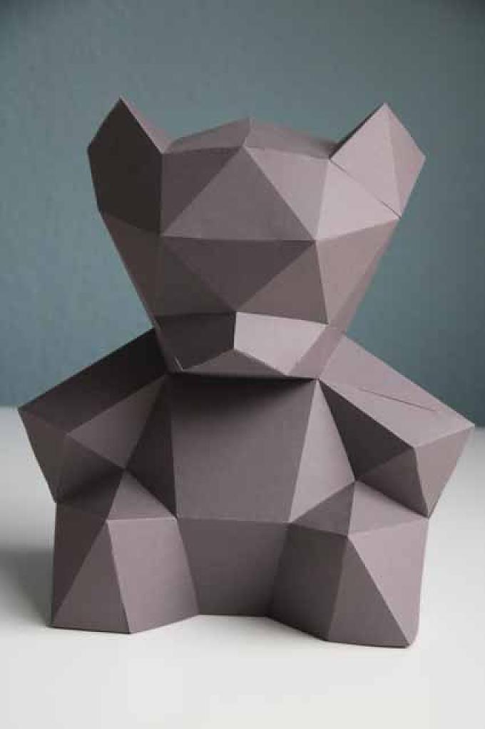 Teddy aus Papier Anastasia Baron vor ihrem Geschäft.