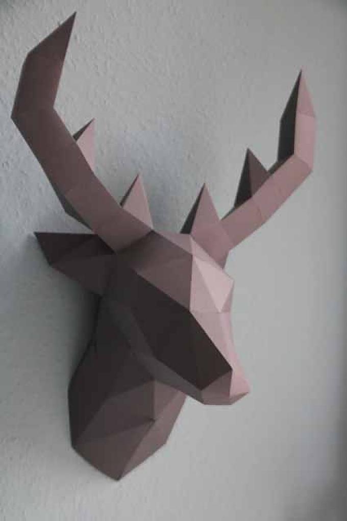 Hirschgeweih aus Papier Anastasia Baron vor ihrem Geschäft.