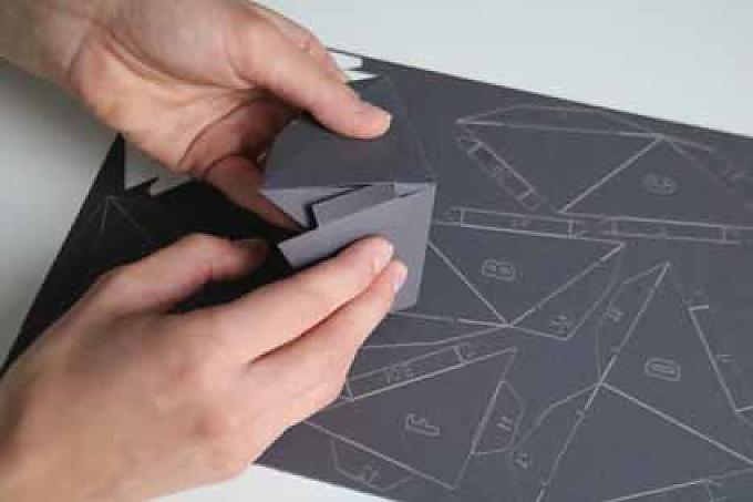 Anastasia Baron faltet das schwarze Papier ohne nachzudenken. Die Linien dafür sind vorgezeichnet. Anastasia Baron faltet das schwarze Papier ohne nachzudenken. Die Linien dafür sind vorgezeichnet.