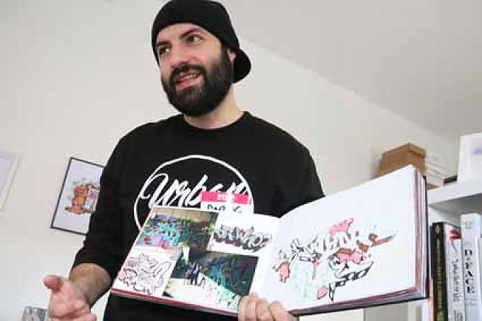 Carlos Lorente zeigt seinen Schülern Beispiele. Sprühdose