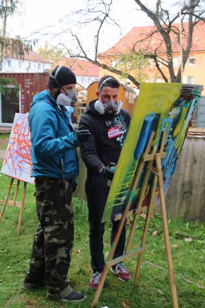 Carlos gibt einem seiner Schüler Tipps. Carlos gibt einem seiner Schüler Tipps.