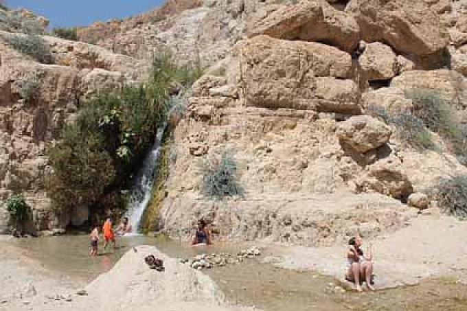 Wanderweg hoch zum König-David-Wasserfall. Badende. Wanderweg hoch zum König-David-Wasserfall. Badende.