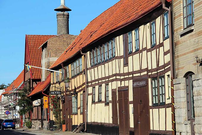 „Wer ist denn eigentlich der Herr Wallander?“ „Wer ist denn eigentlich der Herr Wallander?“