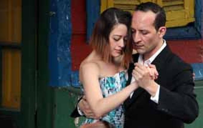 Zwischen Lebensfreude und Melancholie Zwischen Lebensfreude und Melancholie