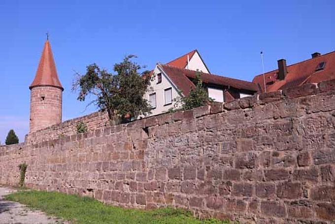 Stadtmauer in Wolfram-Eschenbach. Seeufer in Ramsberg.