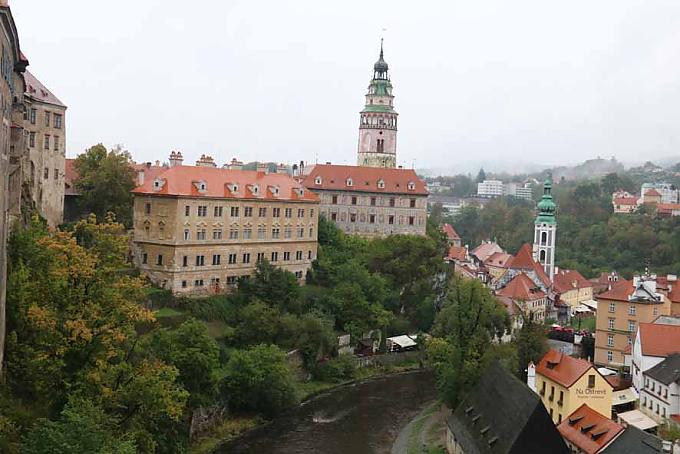 Schloss in Krumau. Radfahrer auf dem Moldauradweg.