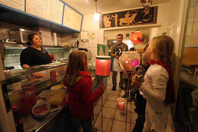 Nach dem Martinszug gehen die Kinder in der Nachbarschaft schnörzen Festplatz in Bonn Dottendorf
