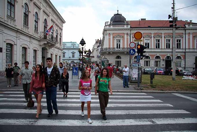 Einkaufsstraße in der Innenstadt von Belgrad Fahrradfahrer auf dem Donauradweg