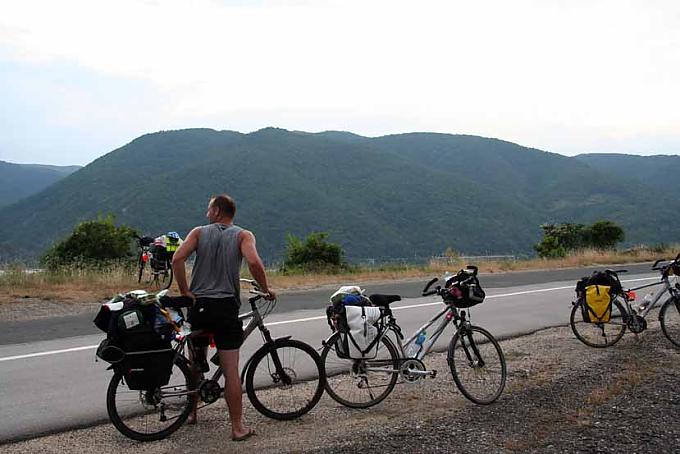 Fahrradfahrer auf dem Donauradweg Fahrradfahrer auf dem Donauradweg